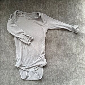 Kyte BABY Long-Sleeve One-Piece Bodysuit in Light Gray